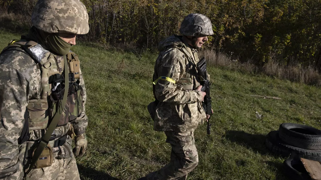 Ucraina Partea întunecată O Tânără Din Ucraina Se Căsătorește Cu Un Soldat Gay Ca Să i Ajute