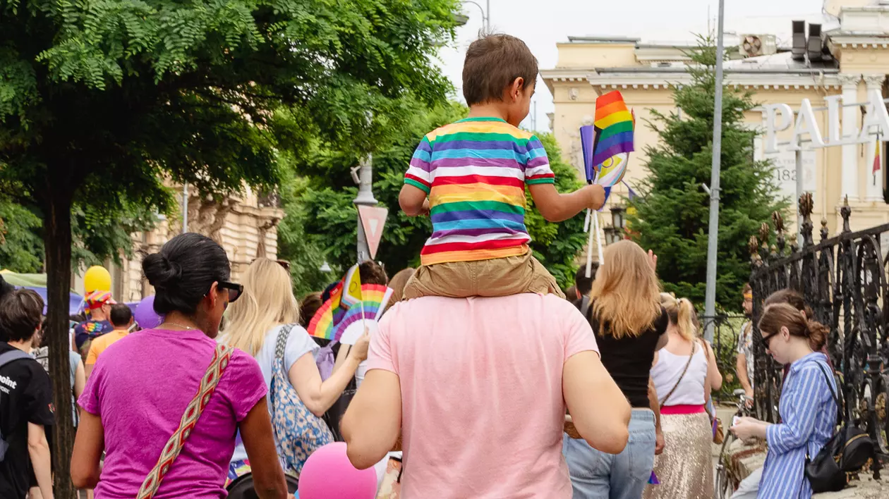 Familii Cu Copii Cupluri Heterosexuale și Gay La Marșul LGBT Din București Nu Suntem Demonii
