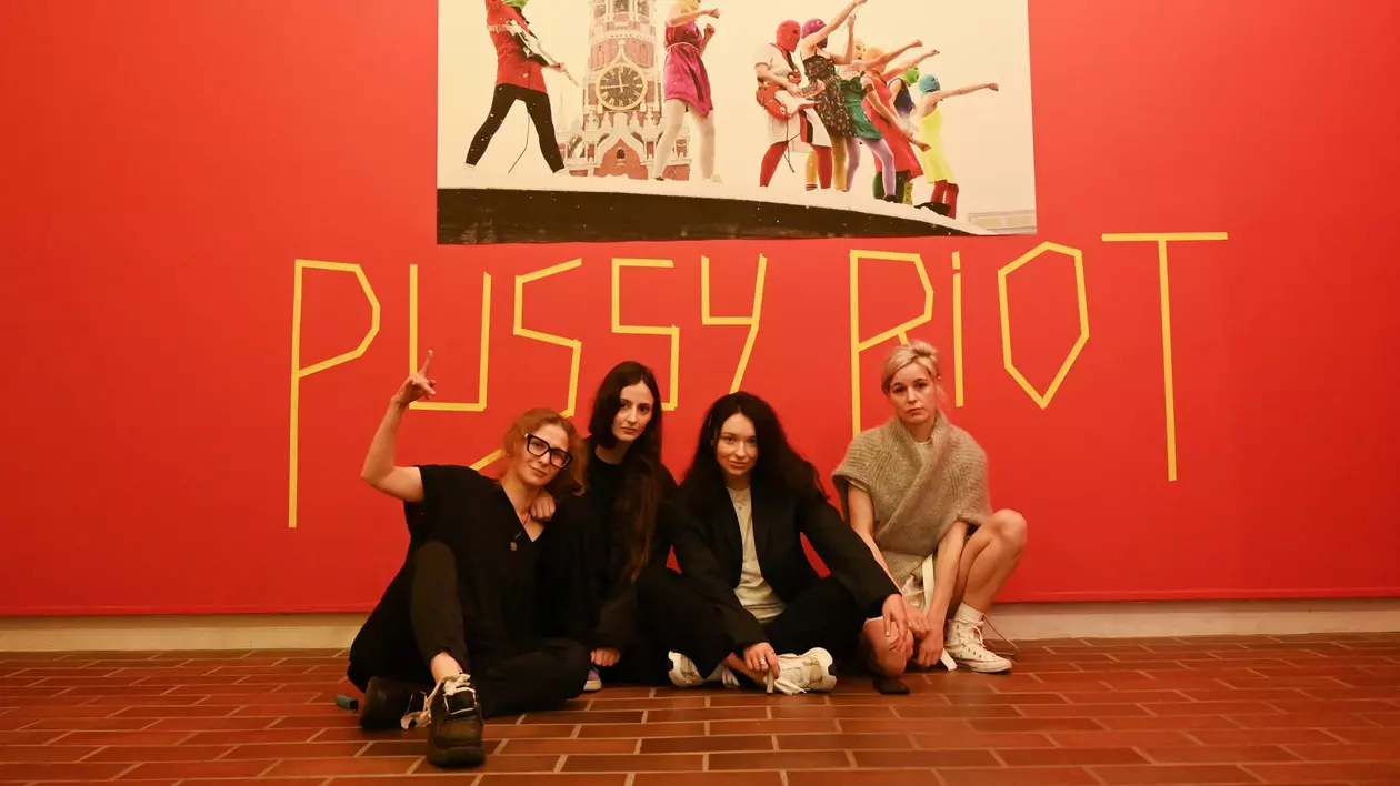 Una Din Componentele Trupei Pussy Riot Care A Evadat Din Arest Deghiz Ndu Se N Livrator A
