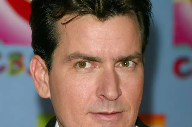 Charlie Sheen Filmat în Timp Ce i Face Sex Oral Unui Bărbat Libertatea