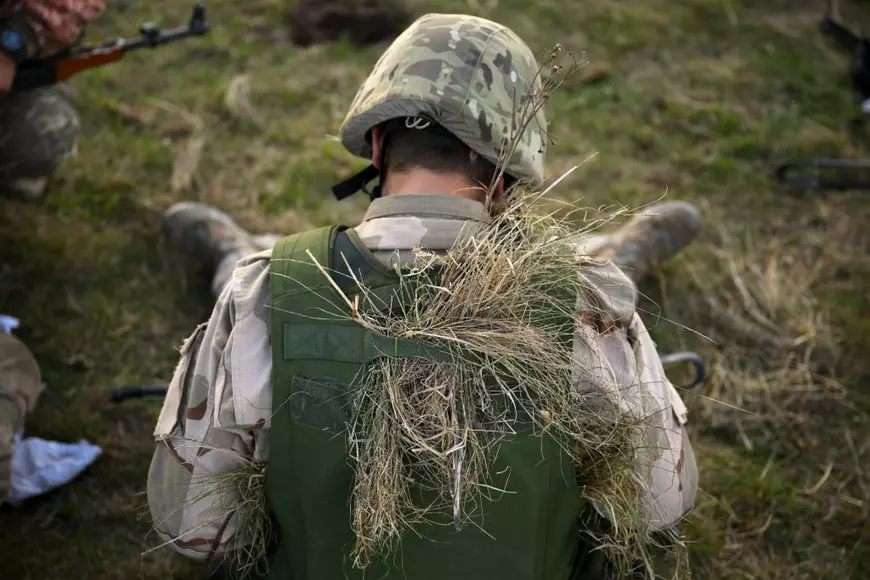 Ucraina Partea întunecată O Tânără Din Ucraina Se Căsătorește Cu Un Soldat Gay Ca Să i Ajute