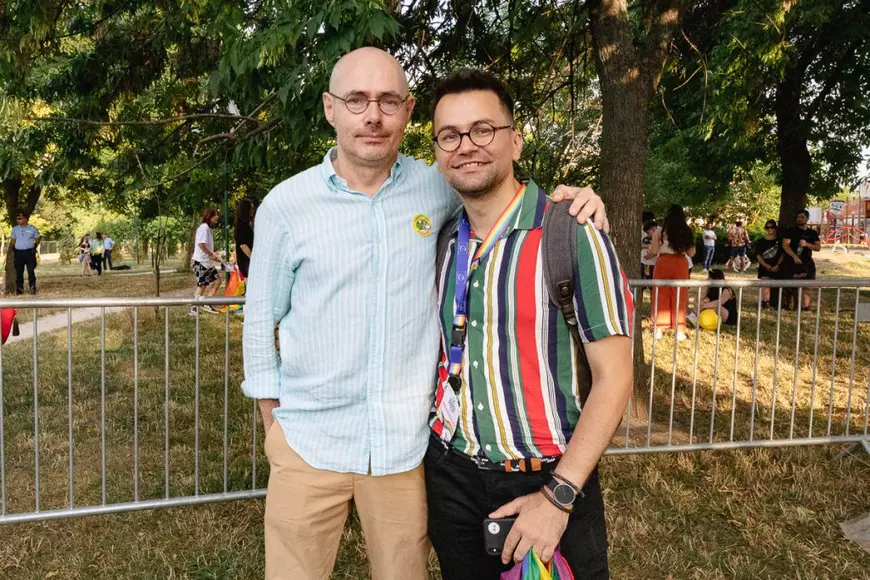 Familii Cu Copii Cupluri Heterosexuale și Gay La Marșul LGBT Din București Nu Suntem Demonii