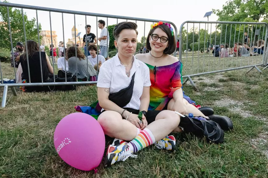 Familii Cu Copii Cupluri Heterosexuale și Gay La Marșul LGBT Din București Nu Suntem Demonii