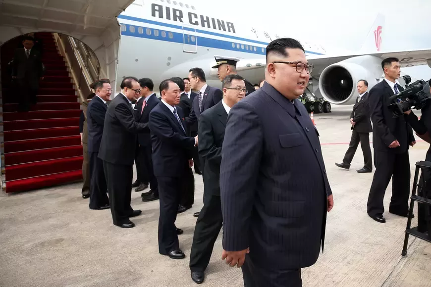 Kim Jong-un a coborÃ¢t din avionul Air China care l-a adus Ã®n Singapore (FOTO: EPA)