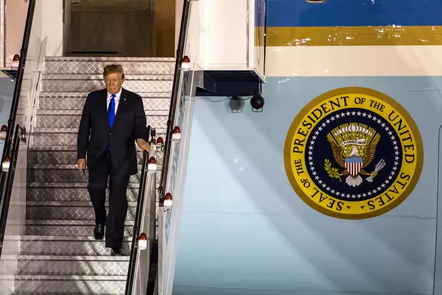 PreÈedintele SUA, Donald Trump, coborÃ¢nd din aeronava prezidenÈialÄ americanÄ Air Force One (FOTO: EPA)