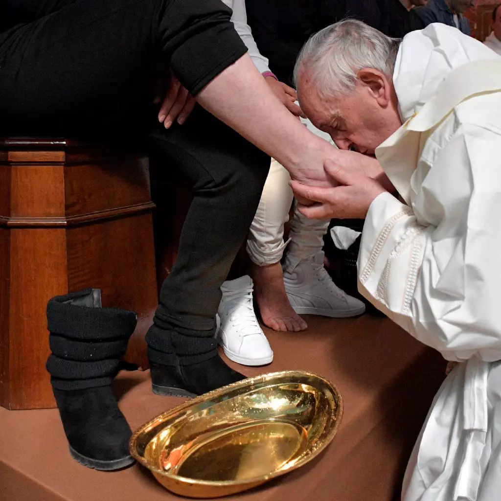 Papa Francisc a spălat picioarele unor deținuți. Suveranul Pontif, în vizită la un penitenciar cu foști mafioți