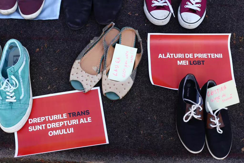 Pantofi, expuși în Piața Universității pentru a sprijini comunitatea LGBT (1)