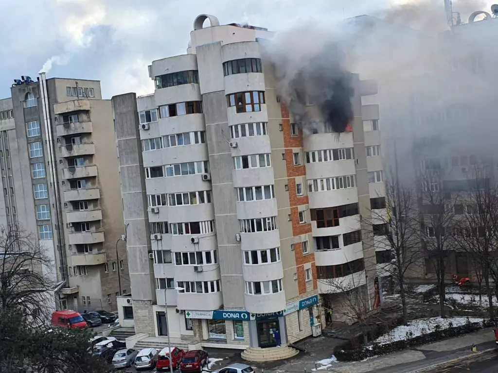 Incendiu la Constanța. O femeie a murit după ce a căzut de ...