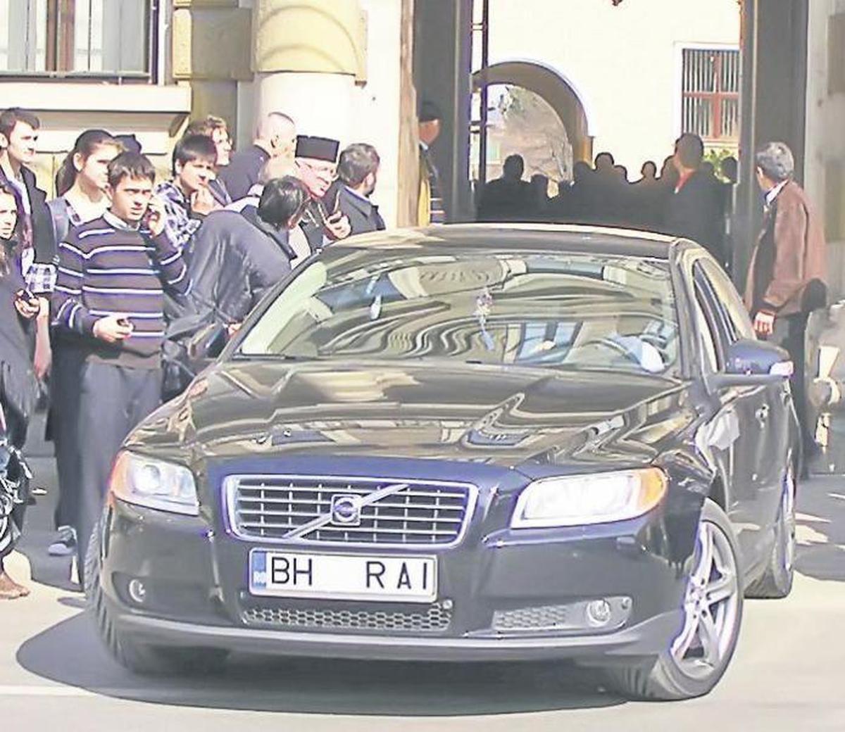 Iată bolizii cu care au mers la înscăunarea mitropolitului!
