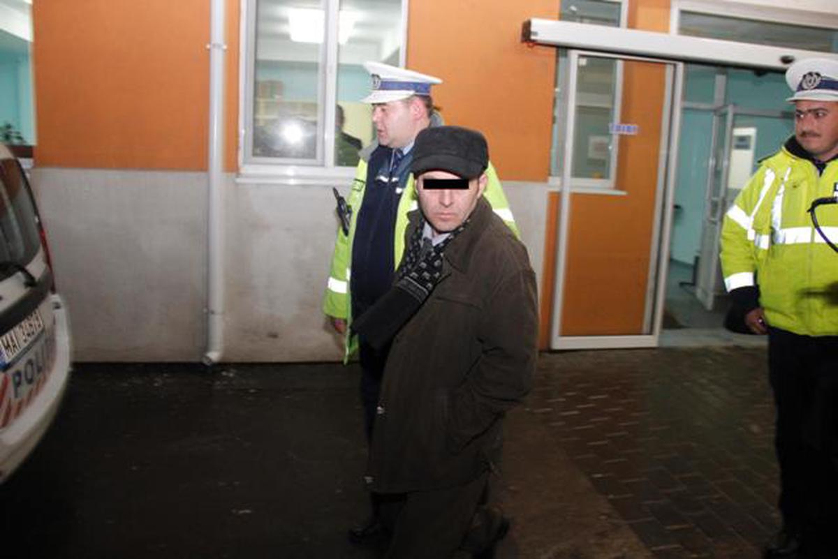 Incredibil! Un şofer beat a adormit la volanul maşinii fix pe liniile de tramvai