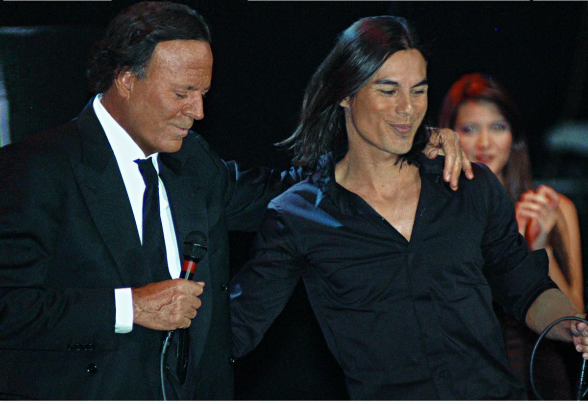 EXCLUSIV/ Dacă nu este pe scenă, nu-l știe nimeni. Juniorul lui Julio Iglesias, ilustru necunoscut la o mondenitate românească