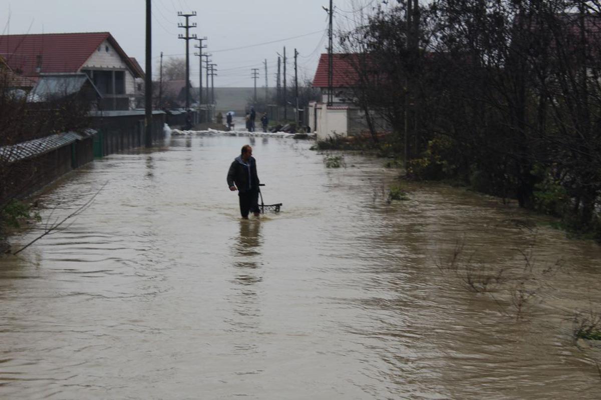 Inundații în Vâlcea! Zeci de oameni au gospodăriile pline cu apă | FOTO