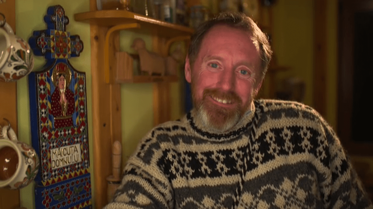 Povestea irlandezului care a traversat România pe jos. Peter Hurley realizează un documentar despre tradițiile românilor