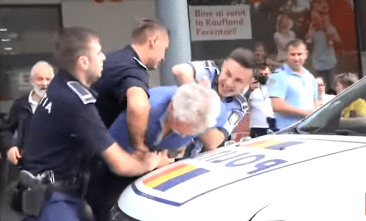 Bărbat încătușat de polițiști pentru că a refuzat să i se ia temperatura. Kaufland susține că scandalul de la magazinul din Ferentari a fost regizat