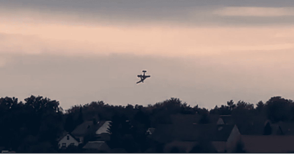 Momentul în care două avioane de acrobație se ciocnesc în aer și se prăbușesc, în Germania. Cei doi piloți au murit