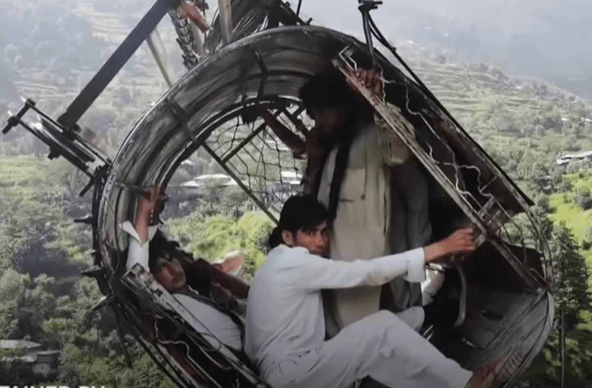 Cum au așteptat să fie salvați oamenii din telecabina ruptă la 300 de metri deasupra prăpastiei, în Pakistan. Imagini dramatice