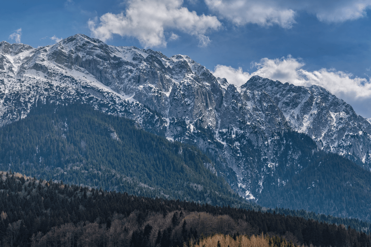 Munții Bucegi – de la ce vine denumirea munților, și unde sunt poziționați.