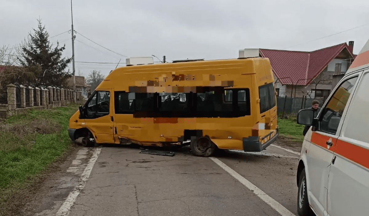 Microbuz școlar, implicat într-un accident pe un drum din Tulcea. Doi elevi au ajuns la spital