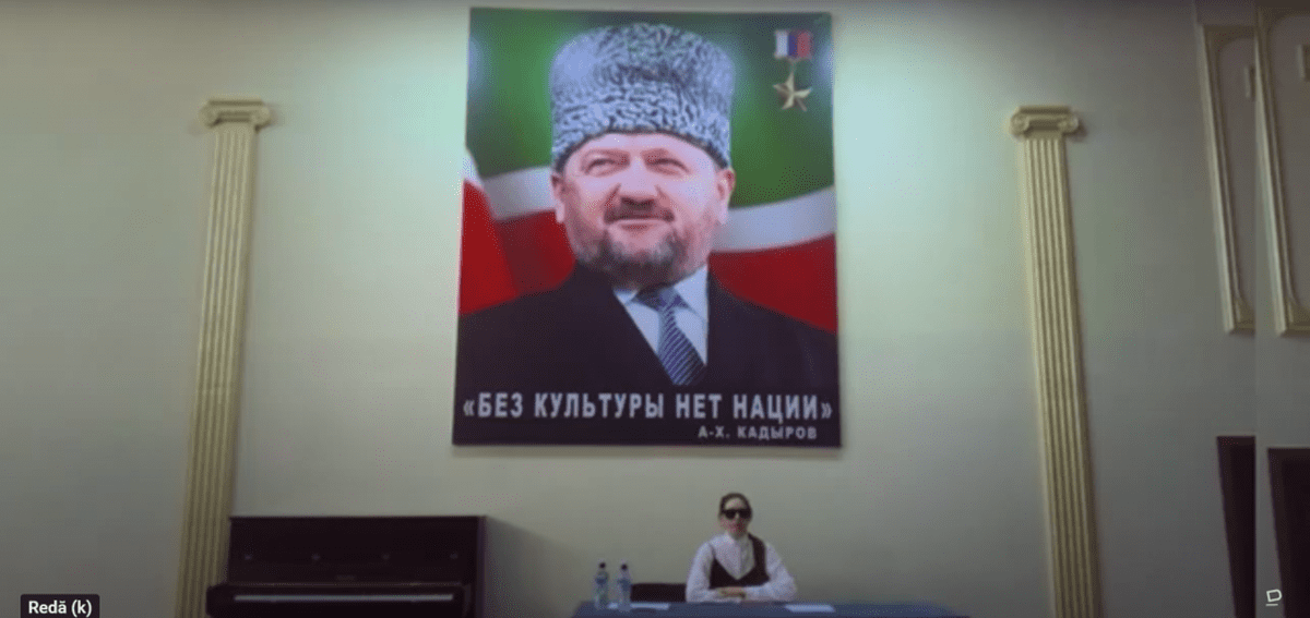 Portret uriaș în Cecenia cu tatăl lui Ramzaan Kadîrov.