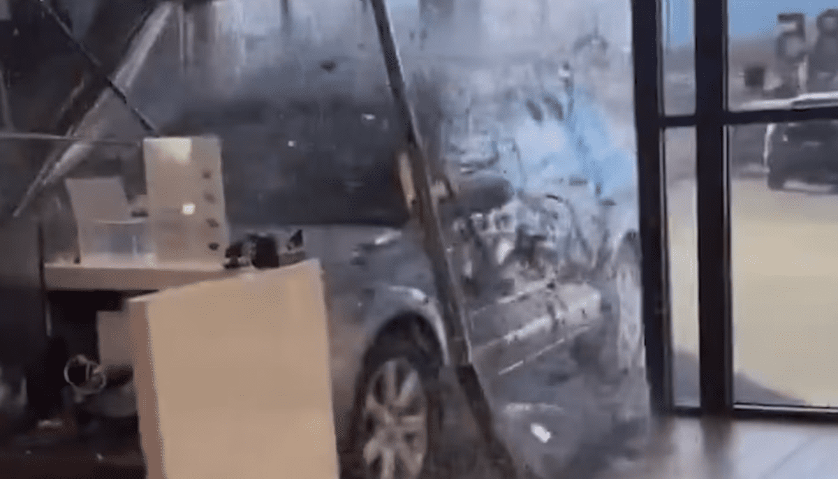 Un american revoltat că nu poate returna mașina a intrat showroom, cu viteză, și a avariat alt automobil | VIDEO