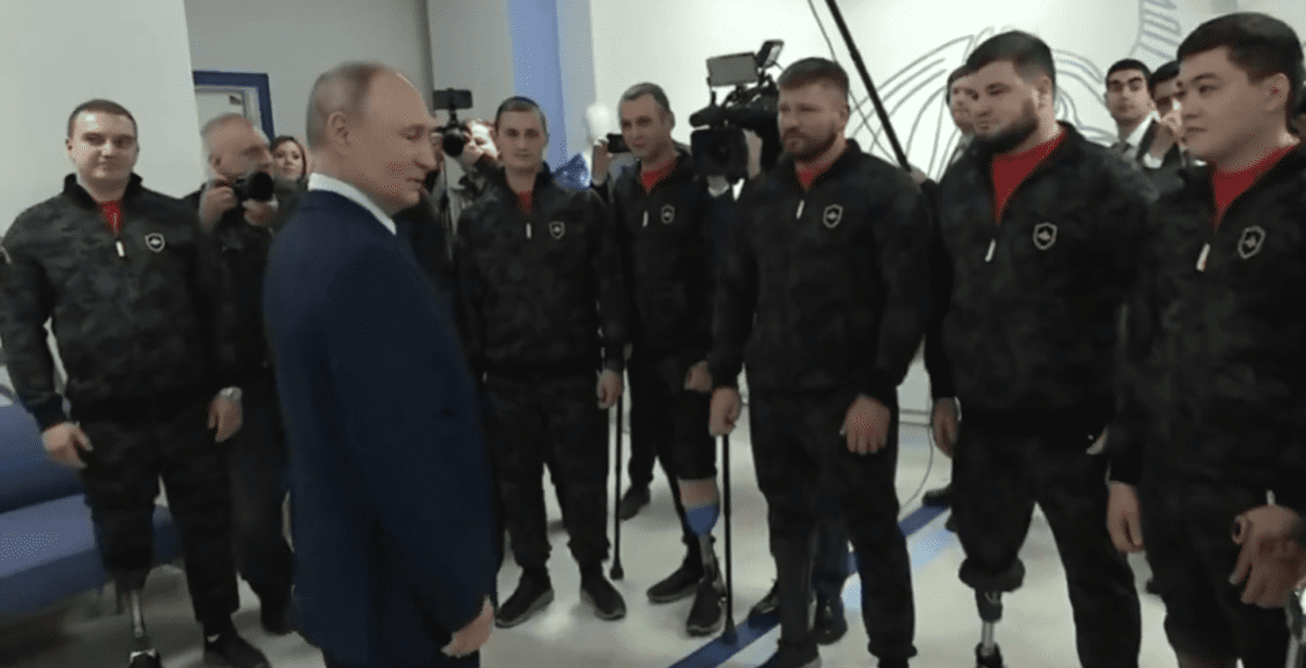 Vladimir Putin vorbește cu soldați