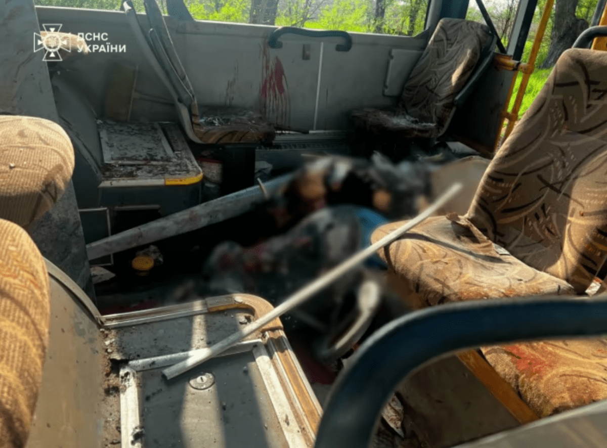Un autobuz plin cu oameni din Marhaneț a fost distrus de o dronă kamikaze a Rusiei: cel puțin 9 oameni au murit, alți 30 sunt răniți