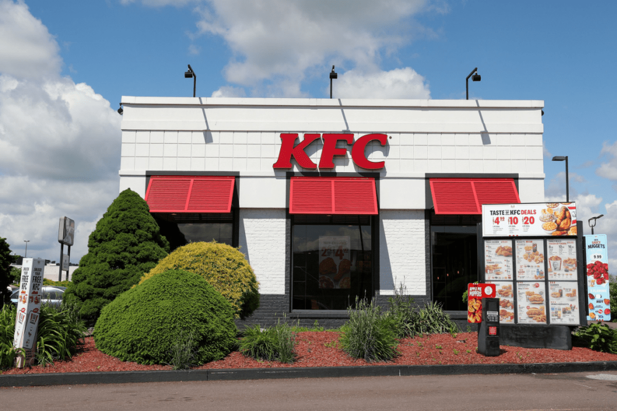 KFC a lansat pasta de dinți cu aromă de pui prăjit. Cât costă produsul care îți lasă gura „curată și proaspătă