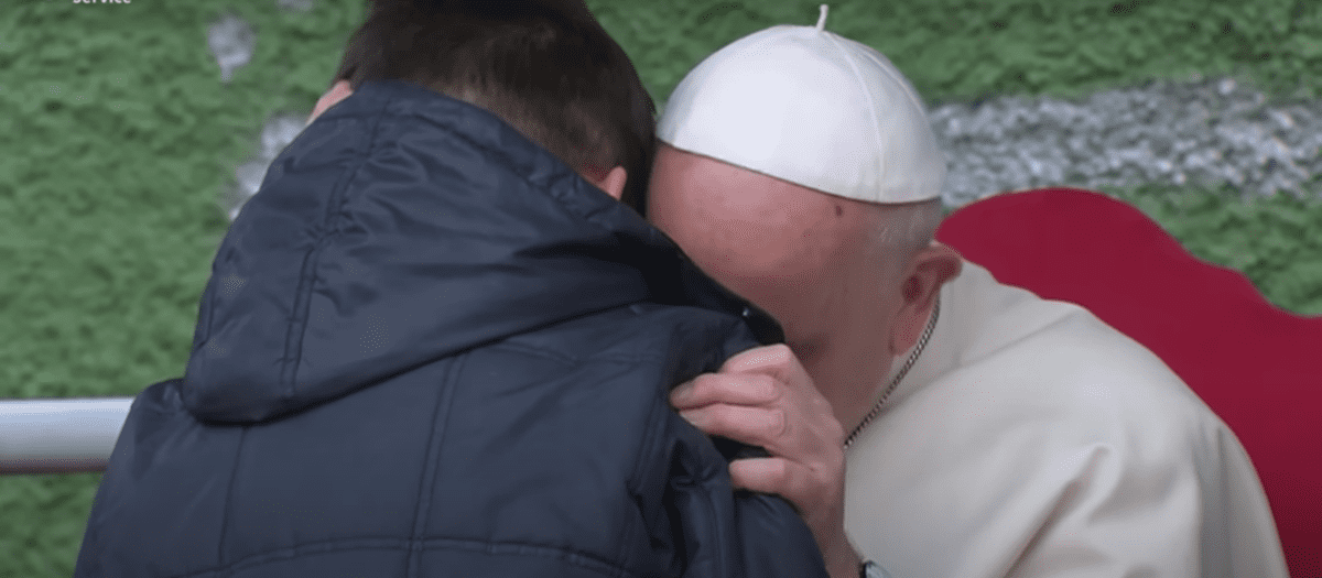 Papaa Franciss și un băiețel care îi spune ceva laa ureche.