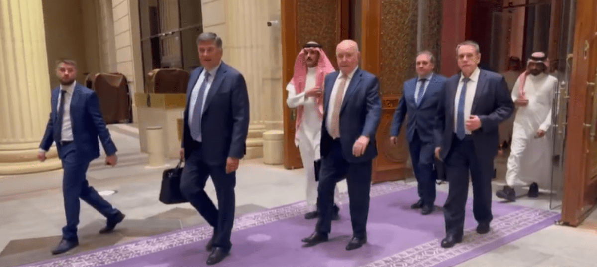 Poză cu Serghei Beseda, aflat în compania altor oficiali