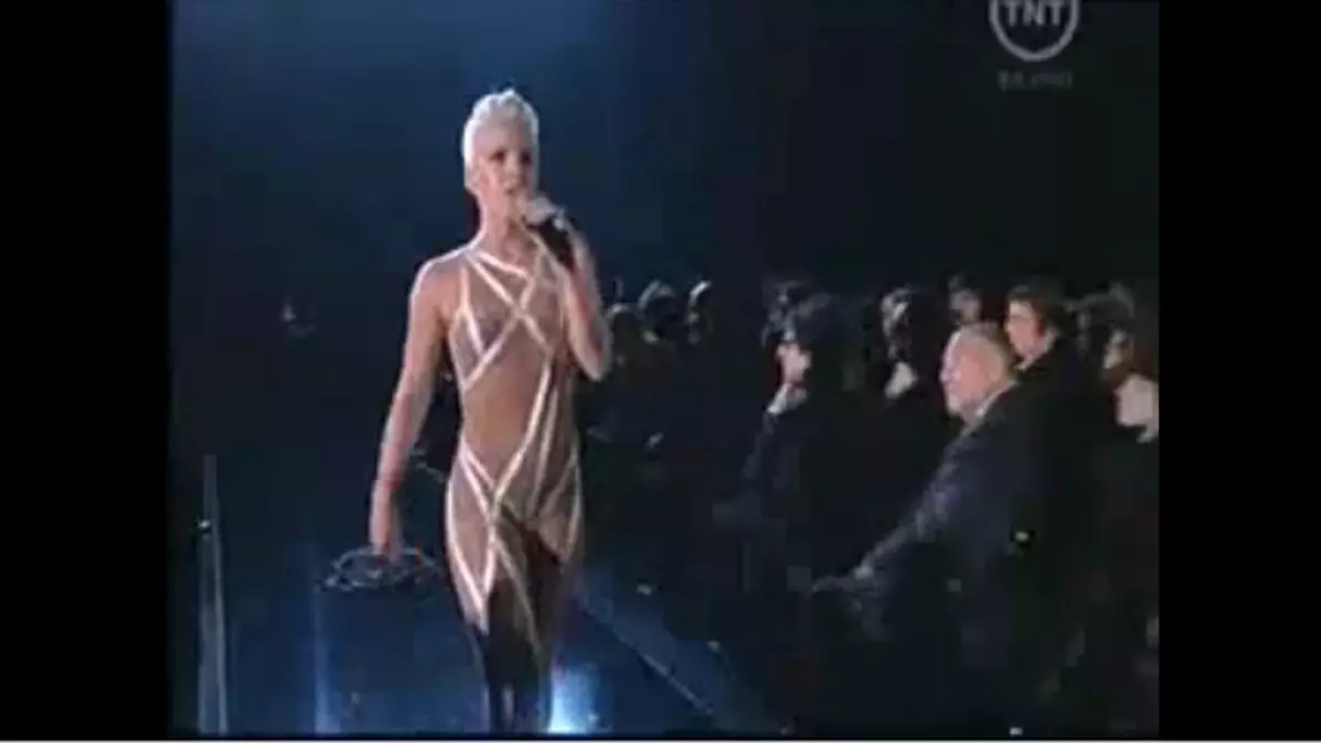 Video / Pink aproape goală la Grammy