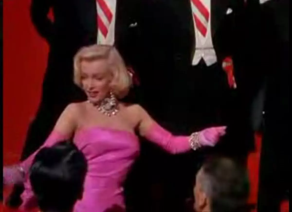 O rochie celebră purtată de Marilyn Monroe, scoasă la licitaţie