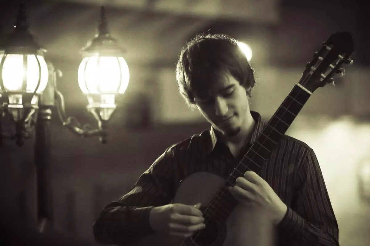 Tânărul chitarist român Mircea Gogoncea în juriu la Concursul Internaţional de Chitară