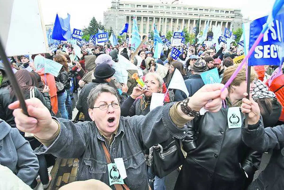 Sar în ajutorul românilor îngropaţi în datorii!