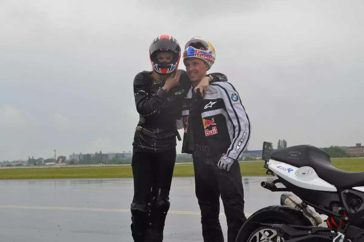 Roxana Ciuhulescu îi face concurenţă lui Chris Pfeiffer la acrobaţii pe două roţi 
