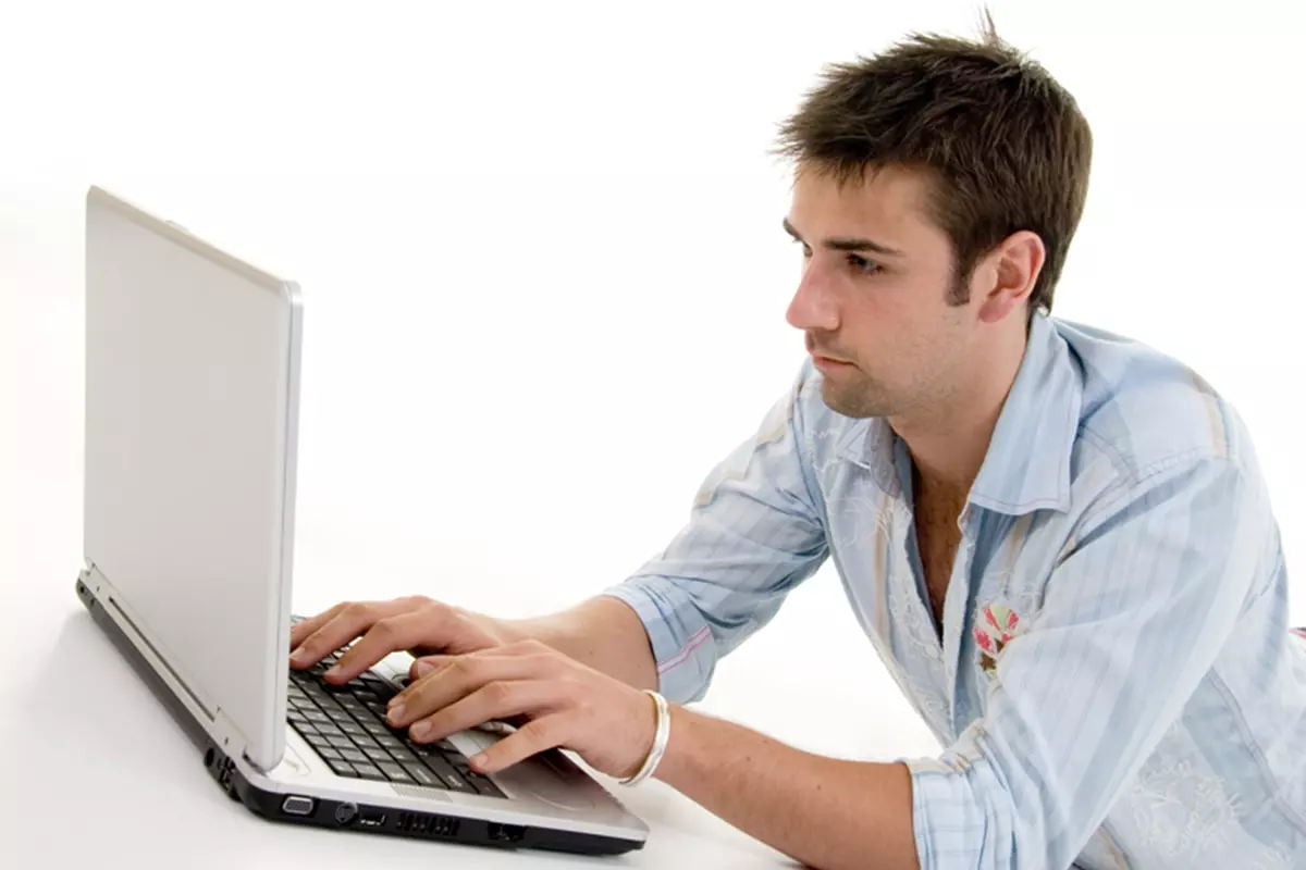 Internetul este medicul tău? Uite 3 motive pentru care ar trebui să renunţi la el 
