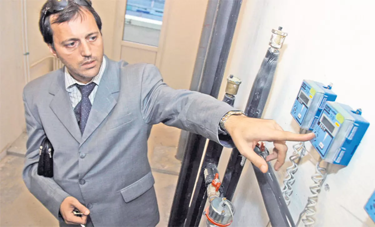 Te-ai mutat în casă nouă? Află ce trebuie să faci ca să nu rămâi fără curent, apă şi gaze