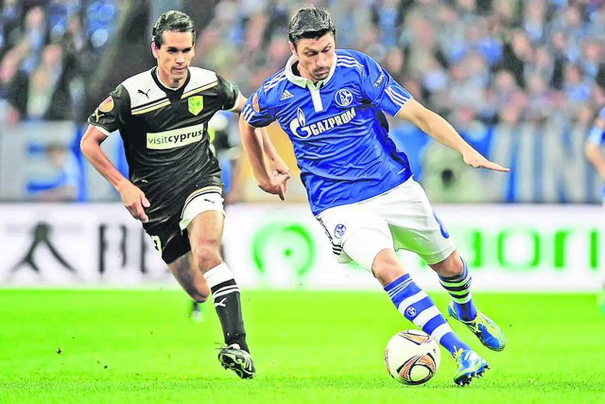 Atacantul român Ciprian Marica şi colegii săi de la Schalke 04 trebuie să facă faţă provocării sexy lansate de o rivală din prima ligă germană