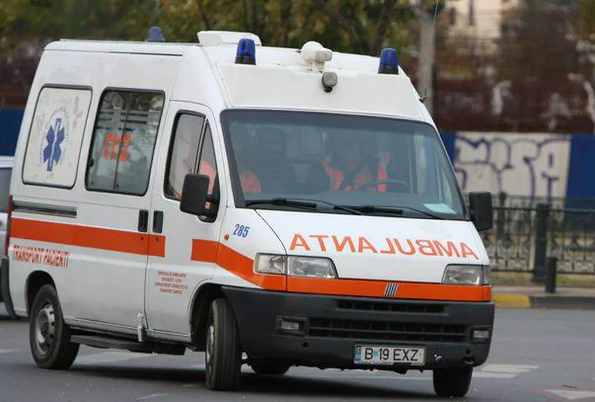 Un copil de 14 ani a rămas fără trei degete după ce i-a explodat o petardă în mână