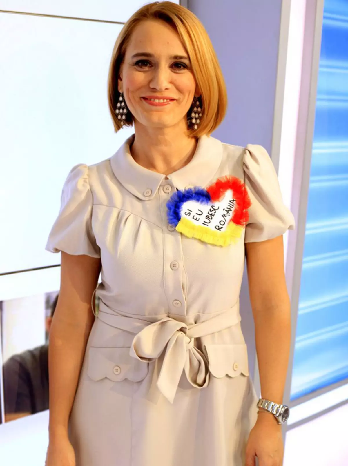 Așa ceva sigur nu ai mai văzut! Uite cu ce BRAD INEDIT îl așteaptă Andreea Esca pe Moș Crăciun!