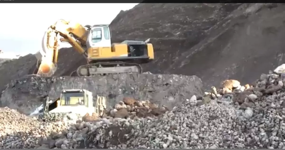Dorel pe excavator: A săpat în jurul lui şi a rămas blocat pe o movilă! VIDEO