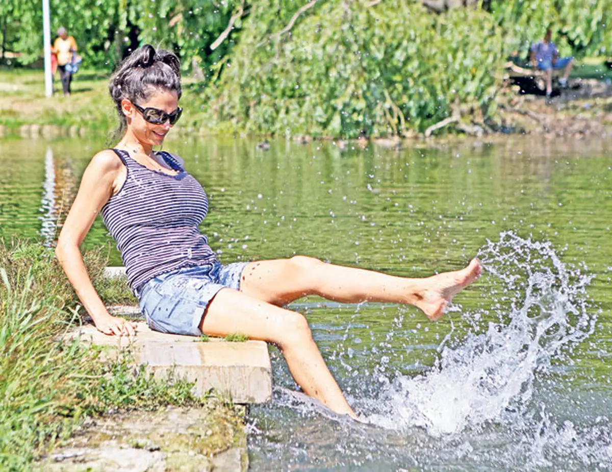A dat Mediterana pe o bălăceală în balta Cocioc! Nicoleta Luciu a renunţat la concediul de cinci stele din Cipru, pentru a prezenta o nouă emisiune TV | FOTO