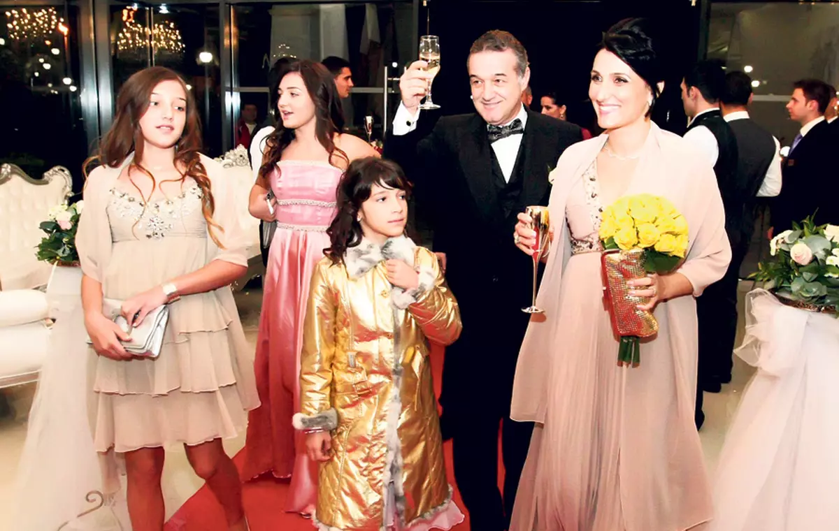 EXCLUSIV | A sărutat fotografiile cu familia! Becali nu şi-a putut stăpâni emoţiile când a văzut, pentru prima dată de când e în închisoare, imagini recente cu cei dragi lui