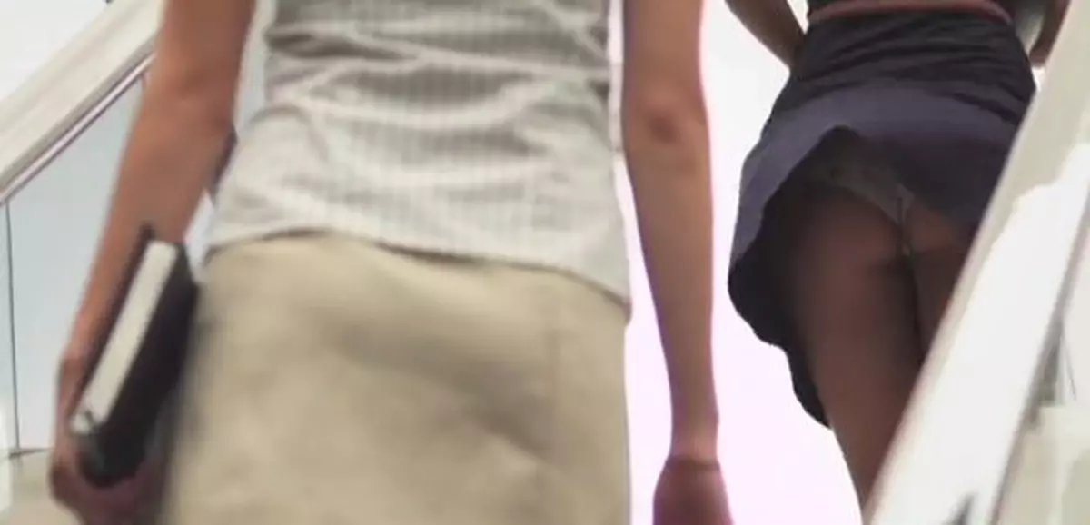 ATENŢIE BĂRBAŢI! Iată CUM TE POŢI UITA SUB FUSTA UNEI FEMEI, fără să TREZEŞTI BĂNUIELI | VIDEO