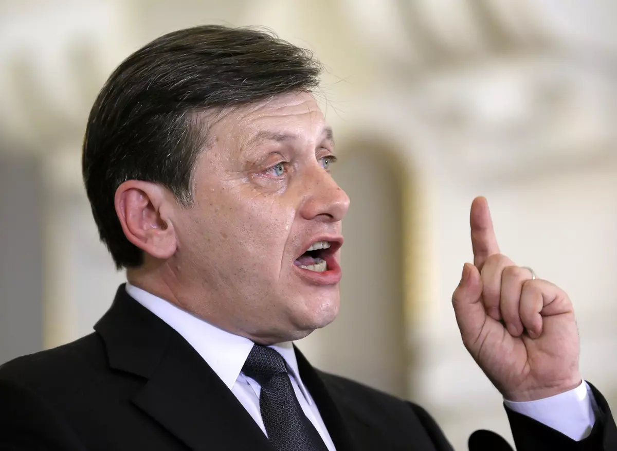 Crin Antonescu RECIDIVEAZĂ! Vezi cine A DESFIINŢAT preşedintele PNL