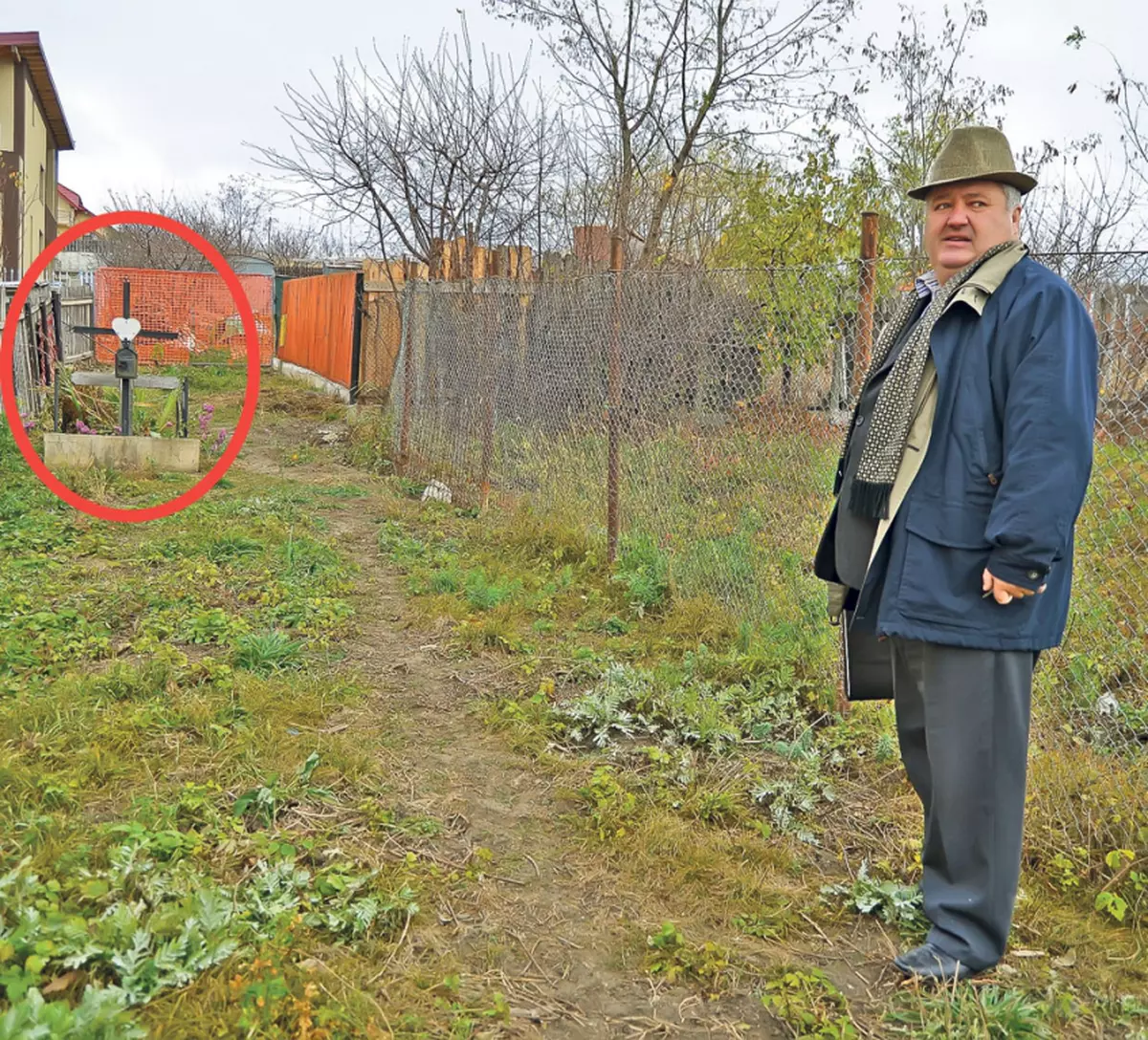 I-a plantat un mormânt în curte!