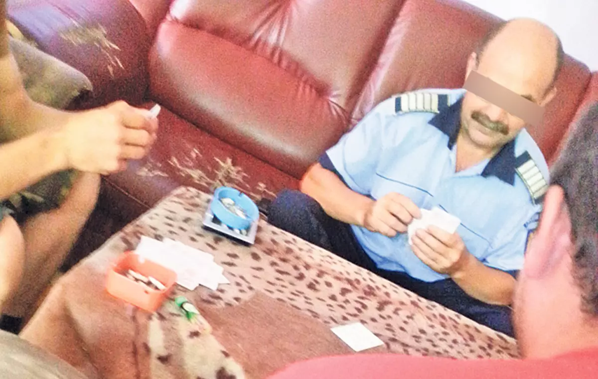 Halal om al legii! Poliţistul face cărţile la cârciumă