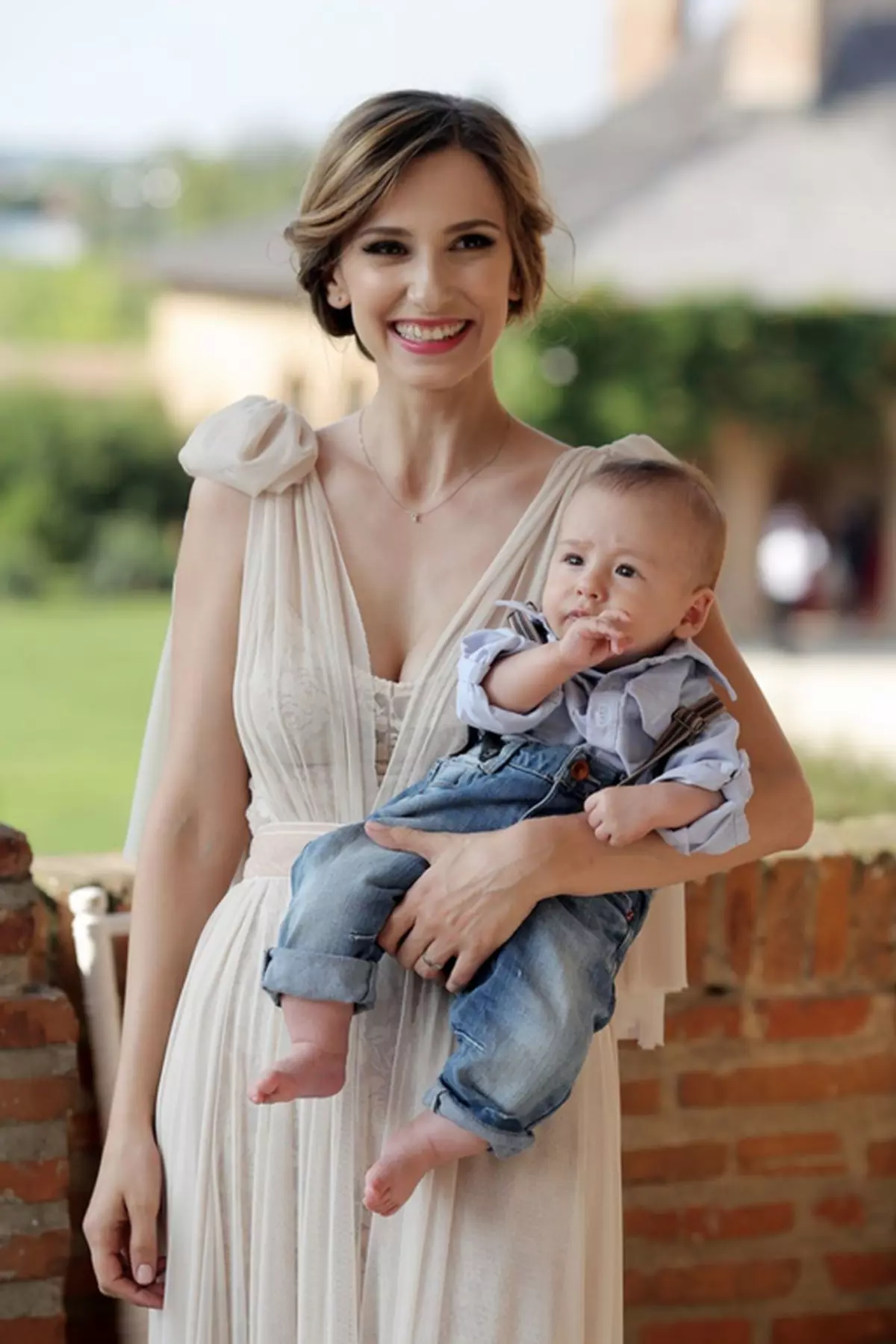DANA ROGOZ şi-a CREŞTINAT BĂIEŢELUL! CUM A fost la BOTEZUL MICUŢULUI VLAD! | FOTO