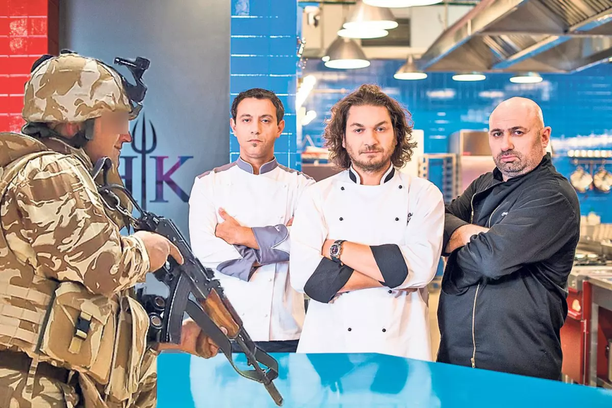 EXCLUSIV | Atacaţi de un comando militar! Producătorii emisiunii-concurs «Hells kitchen» i-au băgat pe concurenţi într-un cantonament de tip spartan