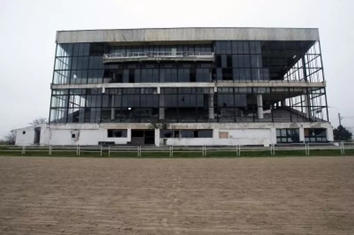 Hipodromul din Ploieşti a devenit istorie. Ploieştenii vor avea cea mai modernă arenă din estul Europei! / FOTO&VIDEO