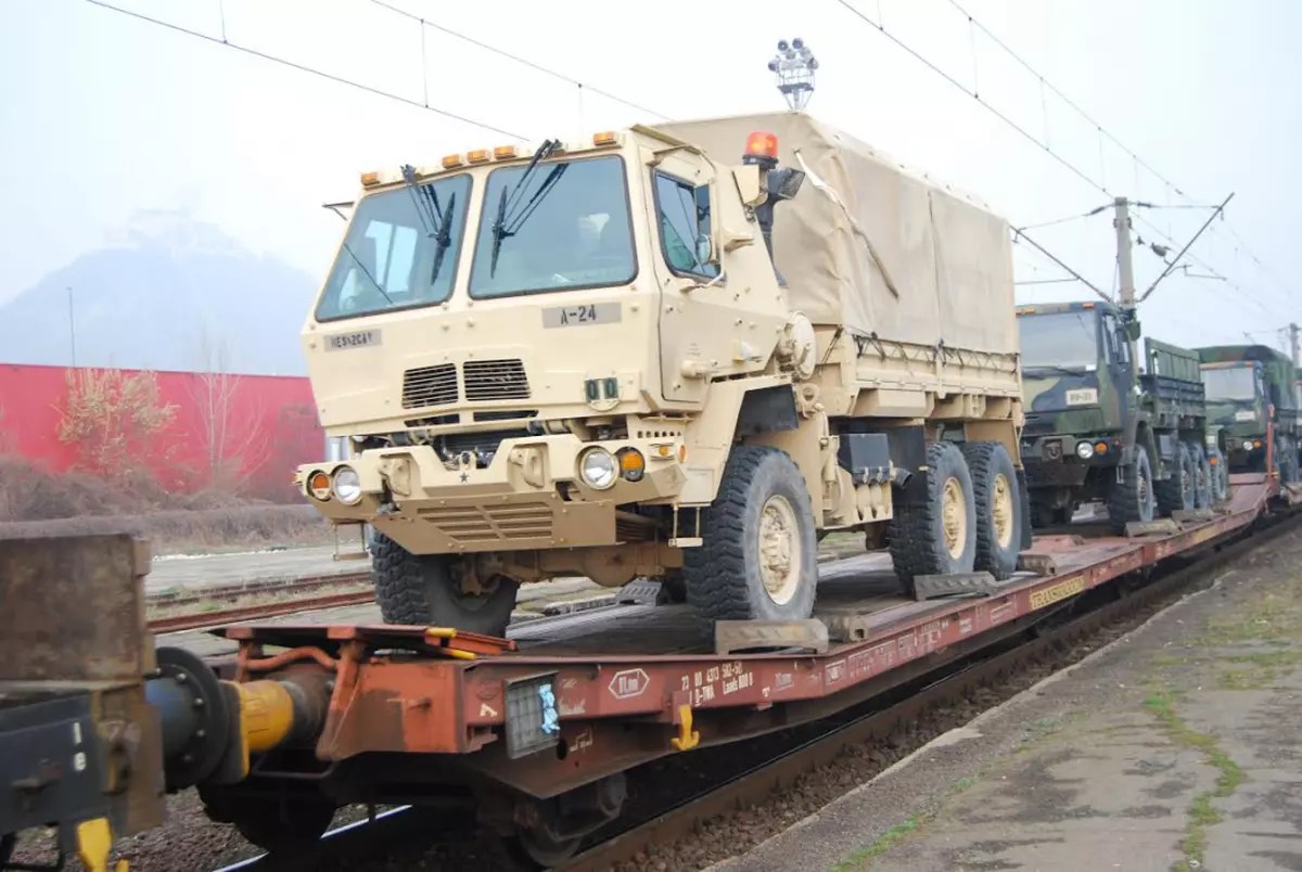 Exclusiv | Se pregăteşte ceva? Mai multe tancuri militare şi maşini de război au tranzitat gara din Deva! 